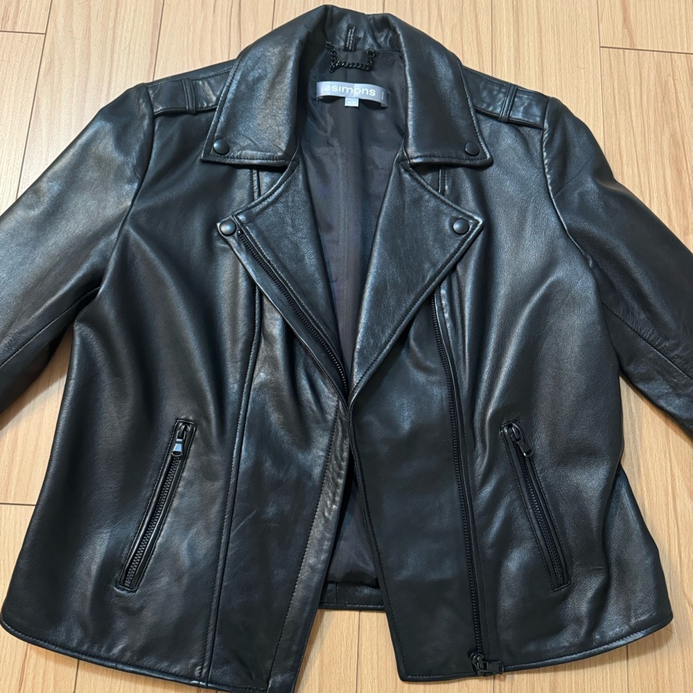 Leather jacket women’s Medium.